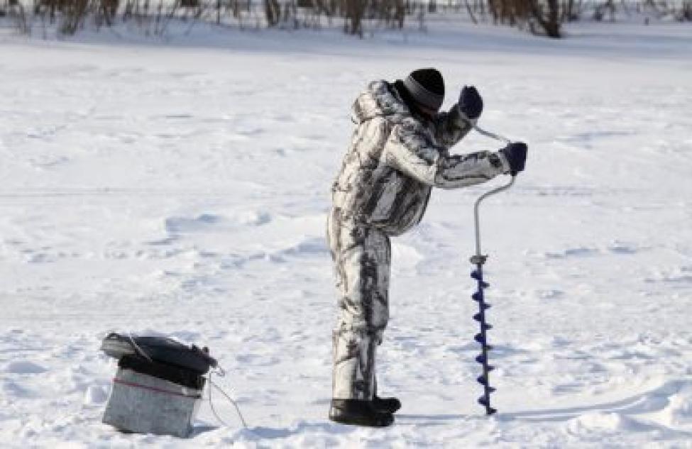 Рыбак сел на бур в Новосибирской области