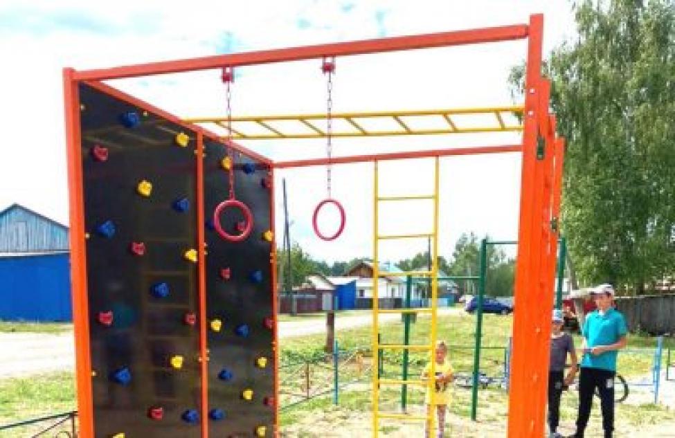 Скалодром появился на детской площадке в Северном