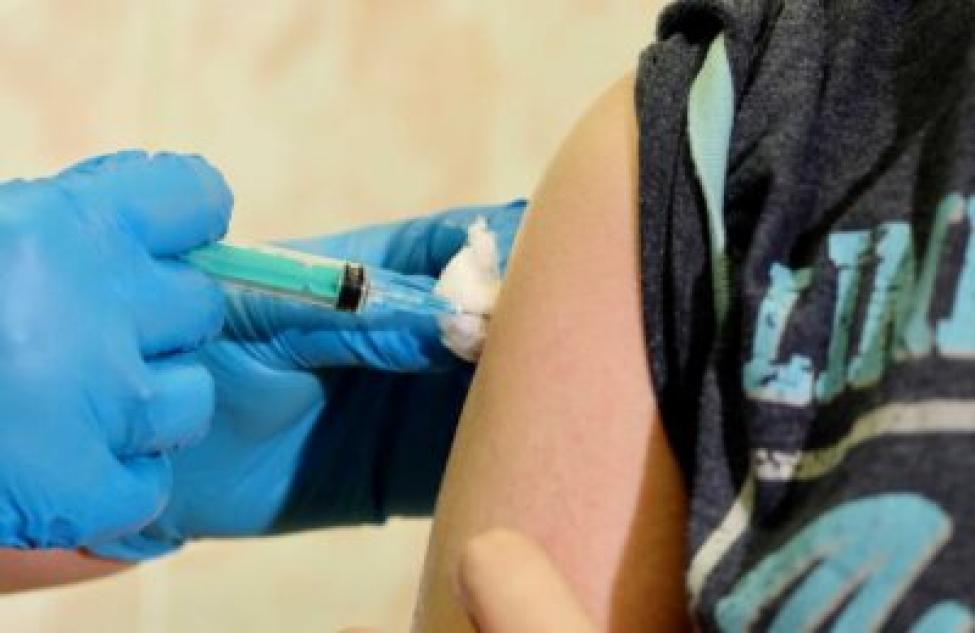 На вопросы о вакцинации подростков ответят на прямой линии