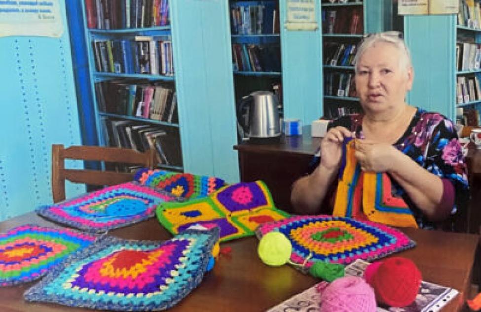 Жительница Чебаков связала шапочку для акции «Сердечная ниточка»