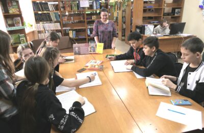 Обучающиеся Северной школы попробовали себя в роли лингвистов на библиотечном уроке
