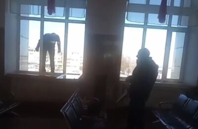 Мужчина выпрыгнул из окна второго этажа Барабинского ж/д вокзала