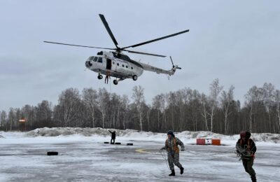 Пожарные десантники отрабатывают навыки спуска с вертолетов