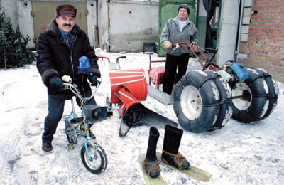 Сибирский Кулибин изобрел снегоуборочную машину и мотовелосипед