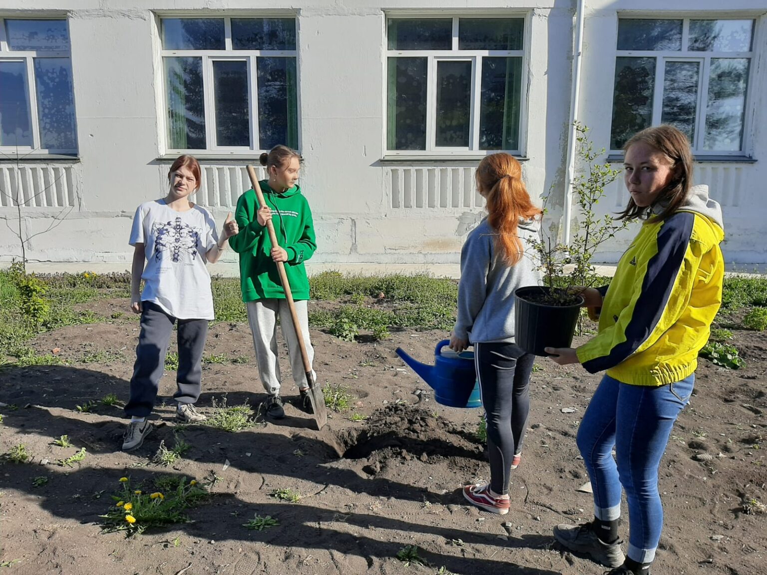 70 подростков. Субботник в школе. Трудоустройство подростков в летний период. Субботник 2023. Семья на субботнике.