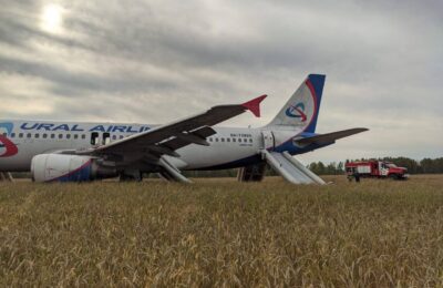 Самолет авиакомпании Уральские авиалинии совершил аварийную посадку на грунт в Убинском районе