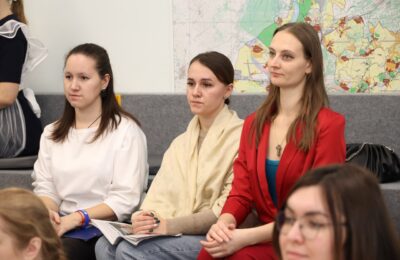 Ежемесячную выплату начнут получать советники по воспитанию в Новосибирской области