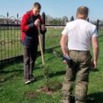 «Сад памяти»: ученики школы в Биазе посадили деревья в честь героев