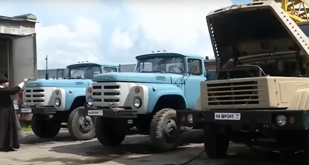 На Донбасс отправили два грузовика и автокран