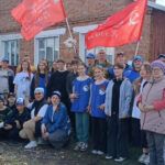 Волонтеры помогли сложить дрова матери участника СВО