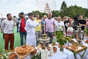 Андрей Травников приветствовал участников и гостей гастротуристического фестиваля «В Сибири – ЕСТЬ!»