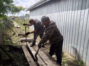 В Северном меняют дощатые тротуары