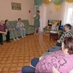 Час искусства прошел в специальном доме для одиноких престарелых граждан