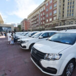 Андрей Травников вручил ключи от автомобилей многодетным семьям