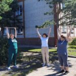 Гимнастику на свежем воздухе проводят специалисты КЦСОН Северного района