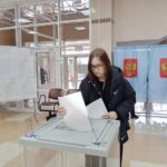 На избирательный участок приходят проголосовать впервые