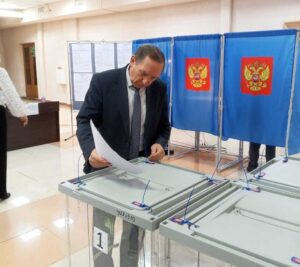 Глава Северного района Сергей Коростелев проголосовал одним из первых