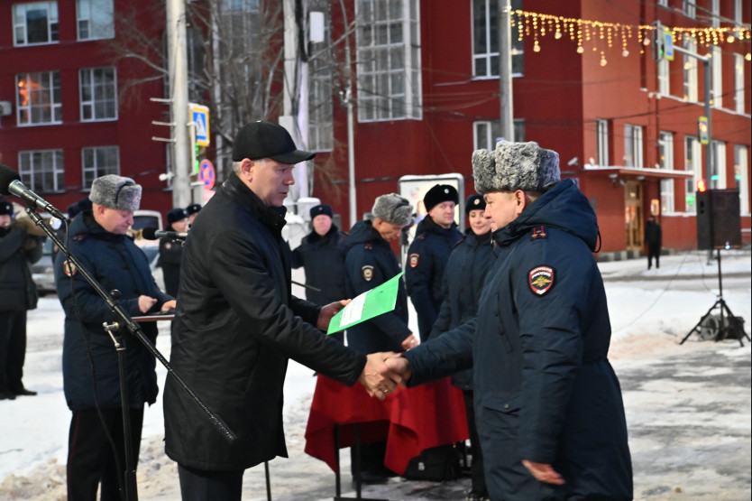 Губернатор Андрей Травников вручил полицейским ключи от новых служебных автомобилей