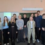 С летчиком-наблюдателем встретились школьники из Северного