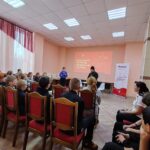 Школьники и отец Дмитрий: обсуждение роли матерей в обществе