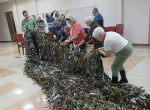 Маскировочные сети продолжают изготавливать «серебряные» волонтеры в Северном