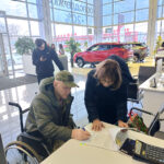 Филиалом Фонда «Защитники Отечества» вручены ключи от автомобилей ветеранам СВО