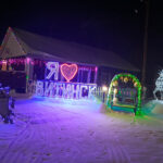 Иван и Татьяна Красновы из Витинска вновь украсили свою усадьбу к Новому году