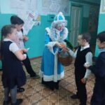 Пятерки на мандарины и конфеты обменяли в Витинской школе