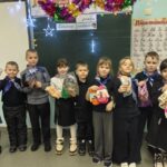 Теплые варежки и шапочки собрали нуждающимся школьники из Северного