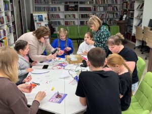Игрушки из фетра продолжают создавать в детской библиотеке в Северном