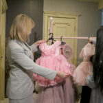 Вечерние платья напрокат смогут взять новосибирские женщины, благодаря соцконтракту