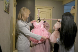 Вечерние платья напрокат смогут взять новосибирские женщины, благодаря соцконтракту