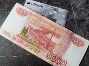 Снять наличные можно на кассе в магазинах