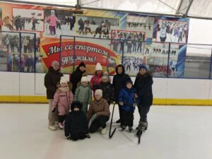 Воспитанники детского сада учатся кататься на коньках