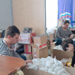 «Единая Россия» отправила 32 посылки с гуманитарной помощью от жителей Северного округа