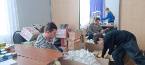 «Единая Россия» отправила 32 посылки с гуманитарной помощью от жителей Северного округа