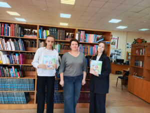 «Книга для Тёмы»: свои экземпляры сборника получили авторы Северного округа