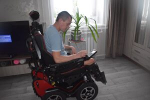 Ветеран из Барабинского района получил высокотехнологичное кресло-коляску