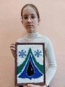 В технике ковровой вышивки изобразила герб Северного округа Дарья Лаврова