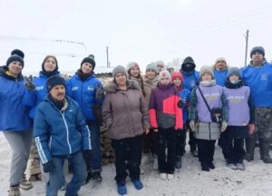 Волонтеры помогли сложить дрова матери участника СВО