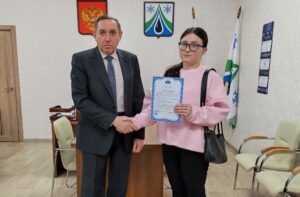 Свидетельство на покупку жилья вручили жительнице Северного округа