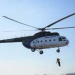 Новосибирские десантники-пожарные успешно отработали спуски с вертолета