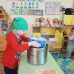 Выпекать хлеб самостоятельно научились воспитанники детского сада