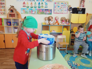 Выпекать хлеб самостоятельно научились воспитанники детского сада