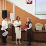 В Бердске вручили медаль «Жене участника СВО» директору школы № 1