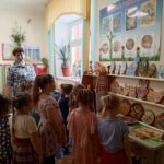 С народными промыслами знакомятся воспитанники детского сада