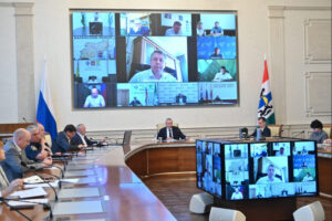 Андрей Травников поручил организовать заправку большегрузного транспорта на отдельных АЗС
