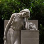 Как выбрать памятник и не переплатить: 5 простых правил