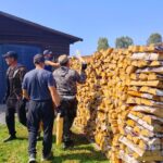 Семье участника СВО помогли сложить дрова