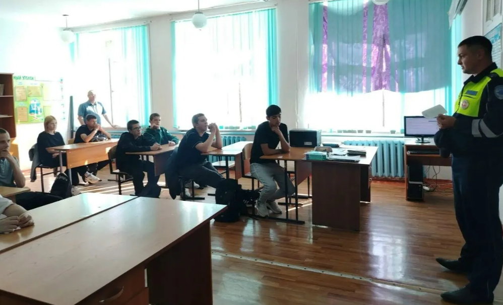 Сотрудники ГИБДД провели уроки для пешеходов и пассажиров в Северном округе